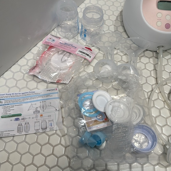 Spectra S2 Breast Pump with Accessories - Picture 2 of 3